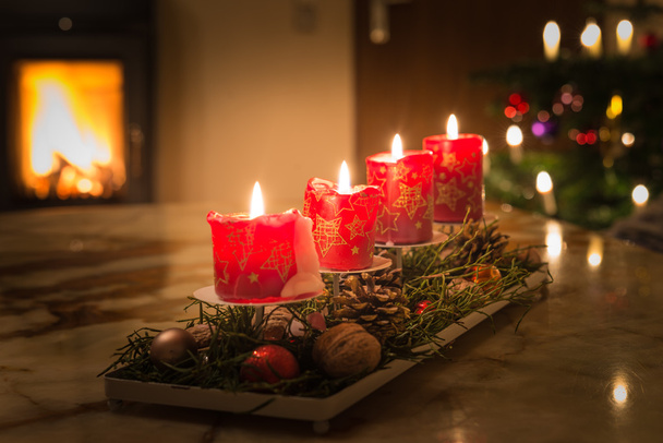 Bougies de l'Avent avec arbre de Noël et feu de cheminée allumé
 - Photo, image