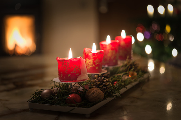 Пригодницькі свічки з різдвяною ялинкою і палаючим вогнем димоходу
 - Фото, зображення