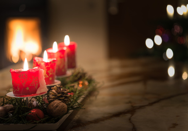 Κεριά με το χριστουγεννιάτικο δέντρο και η φωτιά που καίει καμινάδα - Φωτογραφία, εικόνα
