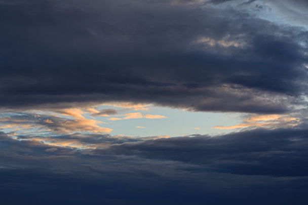 Stück klaren blauen Himmel umgeben von Gewitterwolken. Natur - Foto, Bild