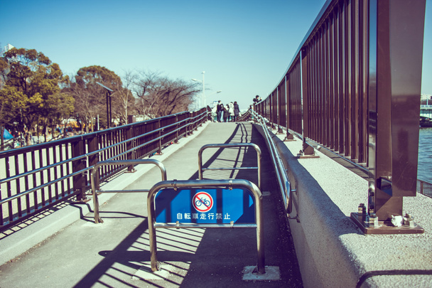 Pente et rampe pour la promenade ar parc à tokyo, ne pas entrer par bic
 - Photo, image
