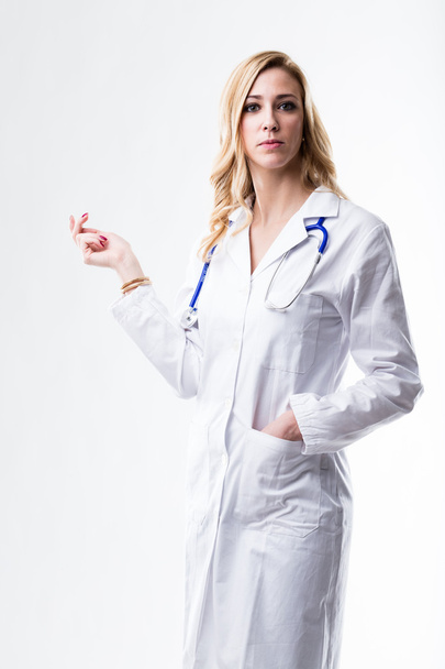 médecin (femme) expliquant quelque chose sur fond blanc
 - Photo, image