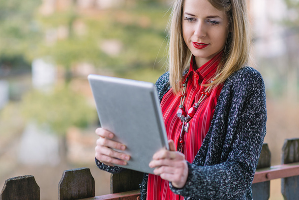 Mujer joven de negocios utilizando tableta al aire libre
 - Foto, Imagen