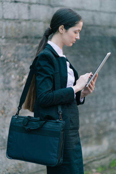 Νέοι επαγγελματίες γυναίκα χρησιμοποιώντας tablet εξωτερική - Φωτογραφία, εικόνα