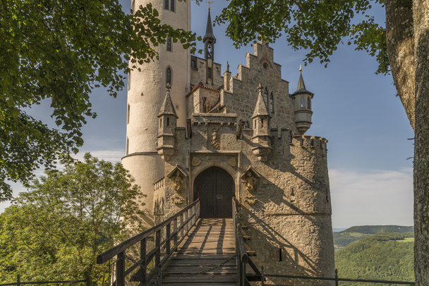 リヒテンシュタイン城の入り口の門、跳ね橋のクローズ アップ - 写真・画像