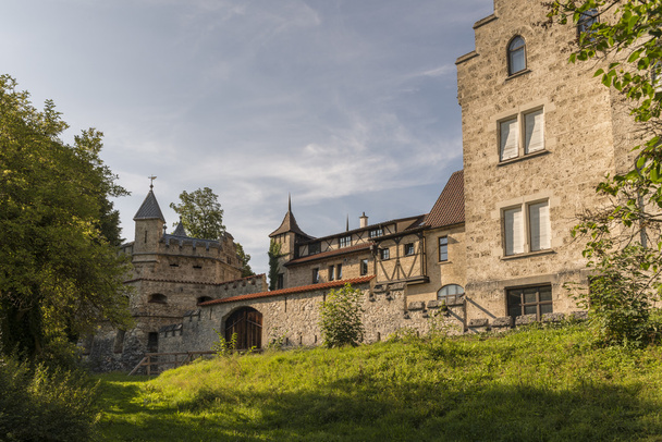Lichtensteinin linna ja apurakennus tornilla
 - Valokuva, kuva