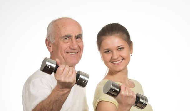 oude man en jonge vrouw doen sport - Foto, afbeelding