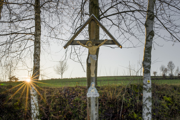 Zachód słońca i ostatnie promienie słońca drogą Krzyża w lesie bawarskim - Zdjęcie, obraz