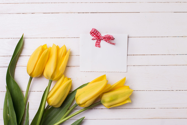 yellow tulips and empty tag - Фото, изображение