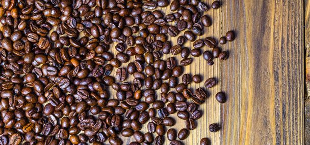 Los granos de café sobre fondo de madera
 - Foto, imagen