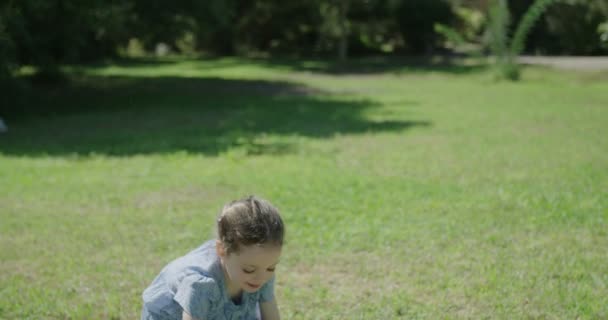 Küçük kız açık havada bir mavi topla oynamayı - Video, Çekim