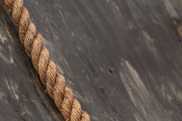 Gruesa cuerda se encuentra contra la pared de madera en el curso de obstáculos extremos
  - Foto, Imagen