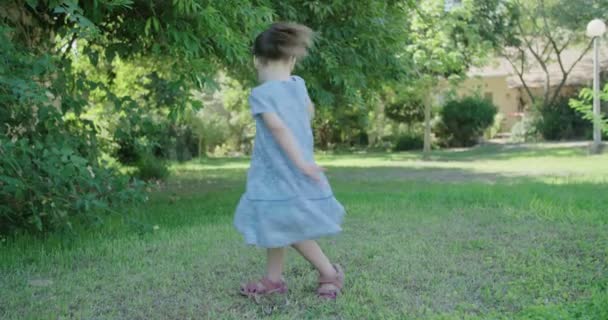 klein meisje buiten spelen - Video