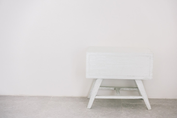 Tyhjä valkoinen pöytä
 - Valokuva, kuva