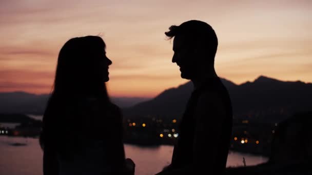 Paar küsst sich bei Sonnenuntergang Küstenlandschaft - Filmmaterial, Video