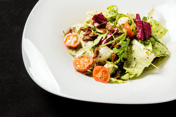 vegetable salad on white plate - Valokuva, kuva