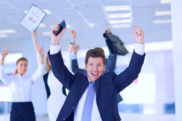 Equipe de negócios celebrando um triunfo com os braços para cima - Foto, Imagem
