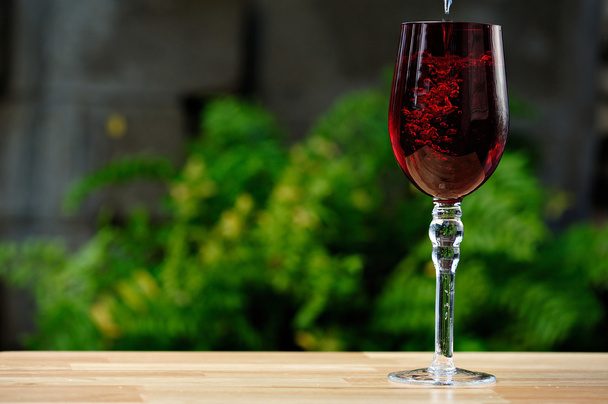 pouring drink on red glass - Fotografie, Obrázek