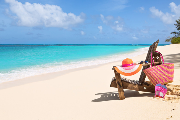 Cadeira de descanso com saco, chapéu, chinelos e óculos de sol no solarengo
  - Foto, Imagem