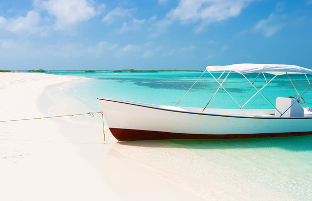 Barco na praia tropical
 - Foto, Imagem