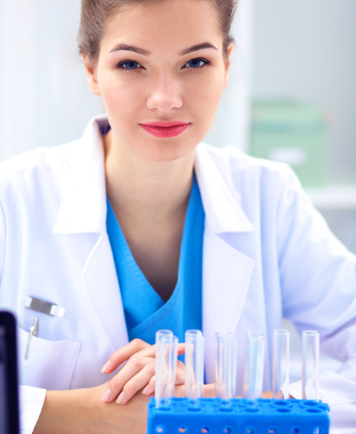 Жінка-дослідник оточена медичними флаконами та колбами, ізольовані на білому тлі
 - Фото, зображення