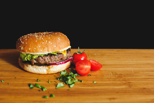Tasty burger on a wooden desk - Zdjęcie, obraz