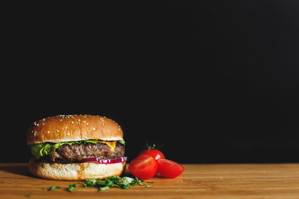 Tasty burger on a wooden desk - Fotografie, Obrázek
