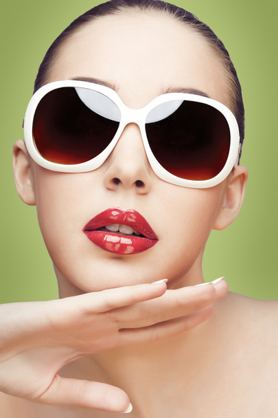 Young woman wearing sunglasses - 写真・画像