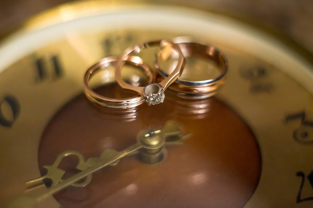Jegygyűrű, óra és dekoráció - Fotó, kép