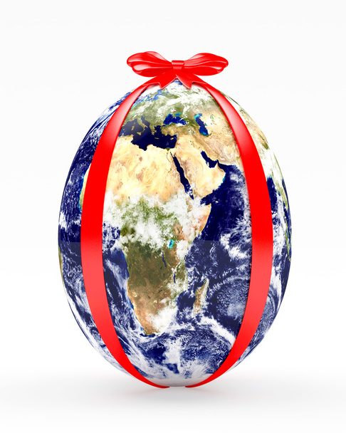 Huevo de Pascua en forma de planeta Tierra con cinta roja
. - Foto, imagen