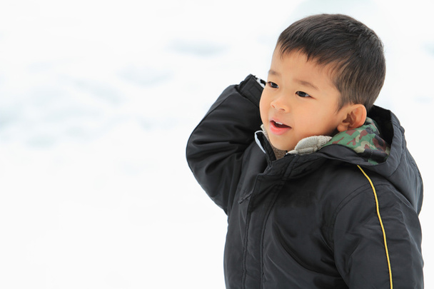 Japonés chico teniendo snowball lucha (4 años de edad
) - Foto, imagen
