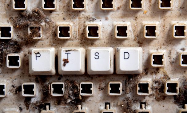 Parola PTSD con una vecchia tastiera sporca
.  - Foto, immagini
