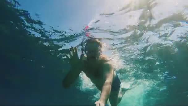 Snorkelers photos d'eux-mêmes avec des bâtons selfie
 - Séquence, vidéo