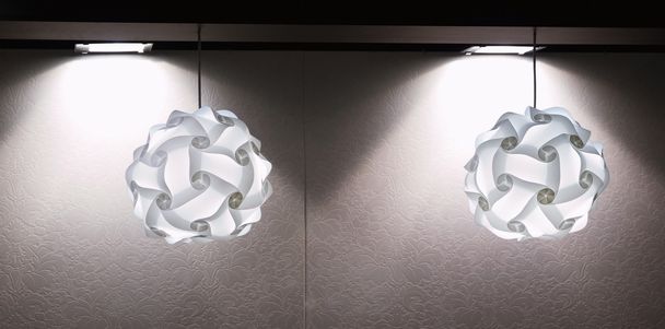 Une lampe moderne faite de multiples diffuseurs en plastique
 - Photo, image