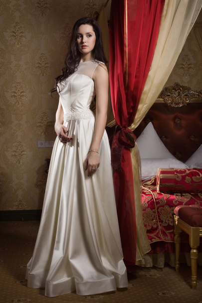 Красивая молодая невеста в интерьере
 - Фото, изображение