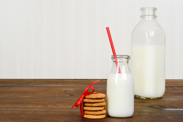 fresh milk and cookies - Foto, imagen