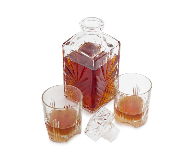 Decantador y dos vasos con whisky sobre fondo claro
 - Foto, imagen
