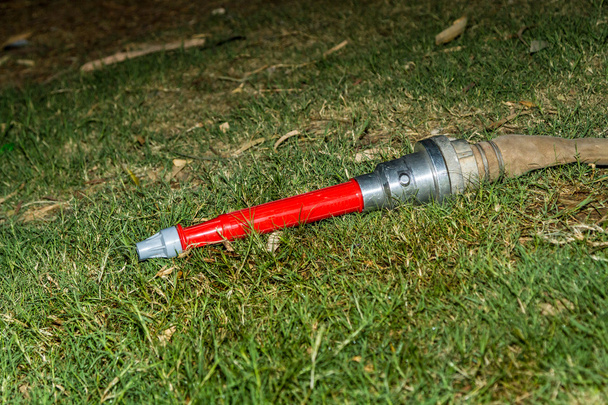 Sprzęt gaśniczy, węży pożarniczych na trawie - Zdjęcie, obraz