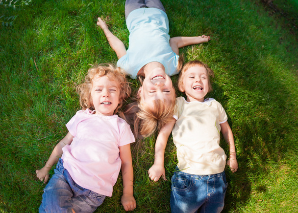 dzieci bawiące się na świeżym powietrzu w parku - Zdjęcie, obraz