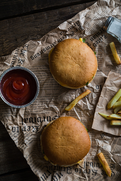 Cheeseburger e patatine fritte, fast food
 - Foto, immagini
