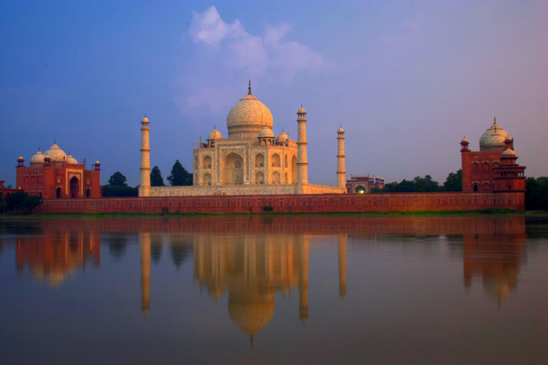 Taj Mahal auringonlaskun aikaan
 - Valokuva, kuva