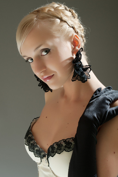 portret blond kobieta w białej sukni i czarne rękawiczki - Zdjęcie, obraz