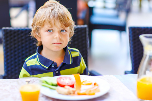Dítě chlapec s Zdravá snídaně v restauraci - Fotografie, Obrázek