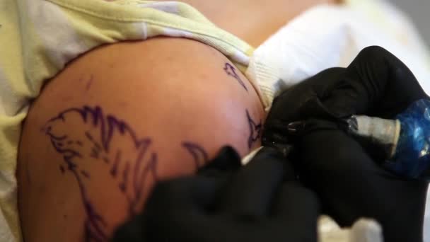Художник татуювання відстежує зображення птаха
 - Кадри, відео