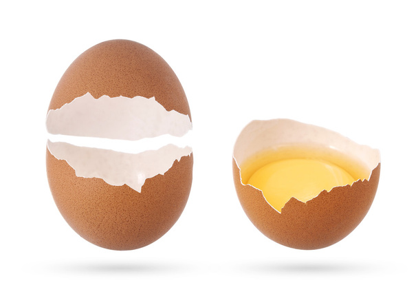 Huevo y huevo vacío roto aislado sobre fondo blanco
. - Foto, imagen