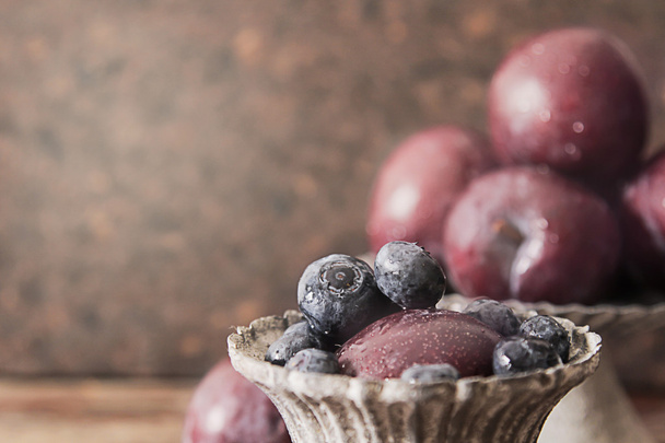 plum with blueberries ripe berries to diet - Foto, afbeelding