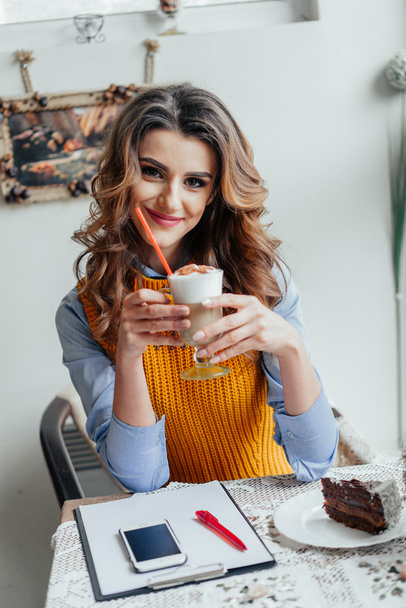 Business lady in cafe drinking latte - Foto, imagen