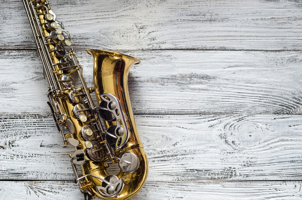 Krásný zlatý saxofon na dřevěné pozadí - Fotografie, Obrázek