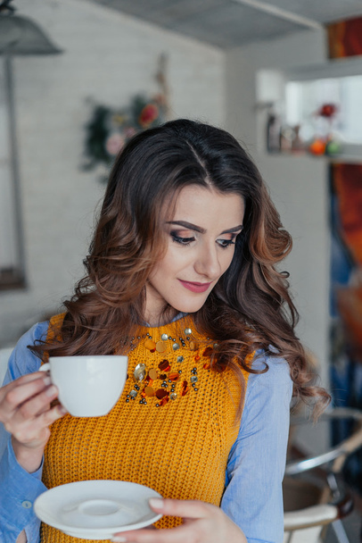 Beautiful girl drinking tea - Foto, Imagen