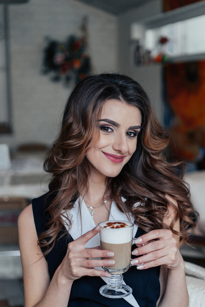 Business lady in cafe drinking latte - Fotoğraf, Görsel